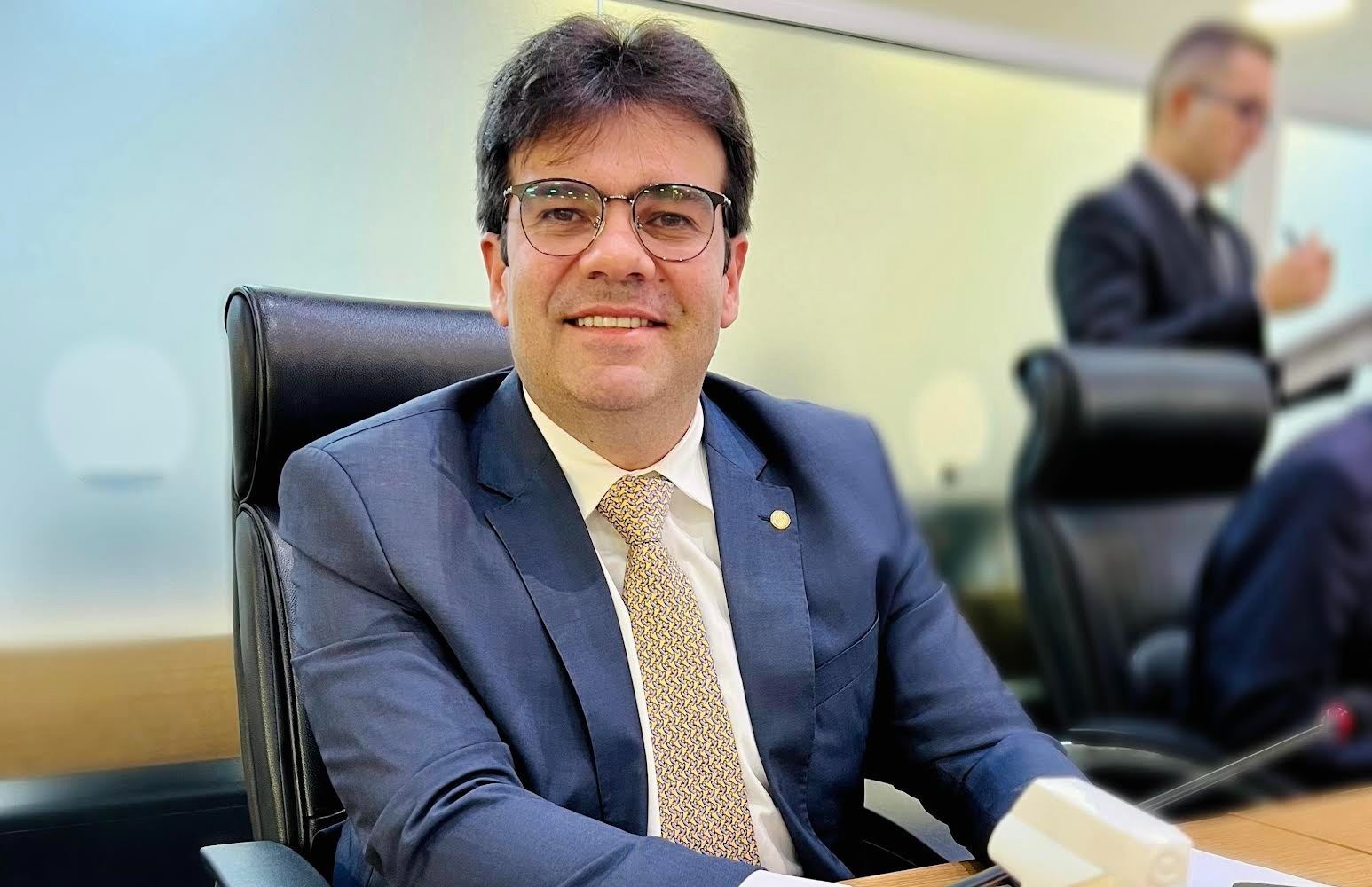 VIA APLICATIVO: Projeto de Eduardo Carneiro cria serviço permanente para combate à evasão escolar na Paraíba