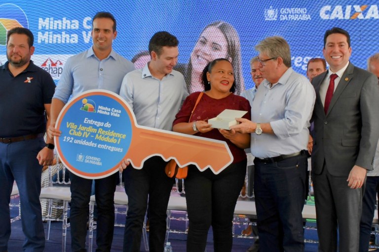 João Azevêdo e ministro Jader Filho entregam unidades habitacionais e autorizam construção de novas moradias