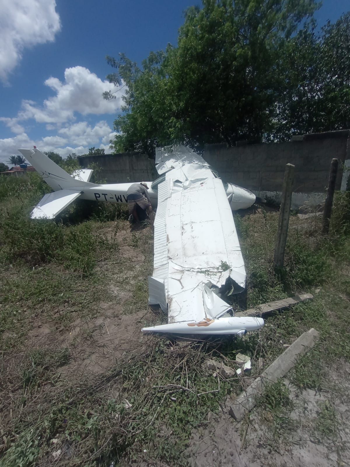 Avião cai no Distrito de São José da Mata, em Campina Grande; instrutor e aluno sobrevivem