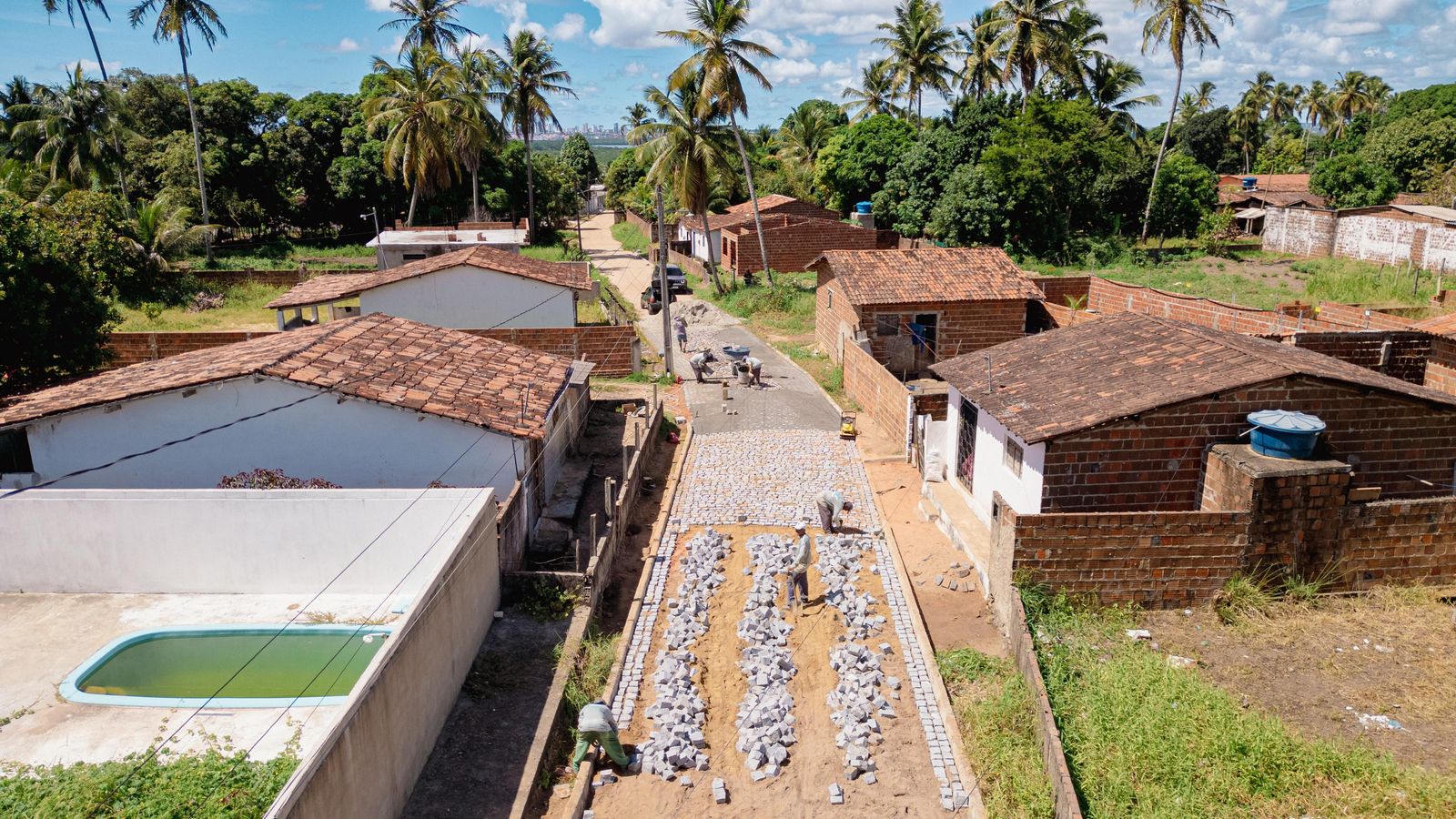 Prefeito Jackson acelera obras de pavimentação na zona rural de Santa Rita e leva infraestrutura viária a Forte Velho e Livramento