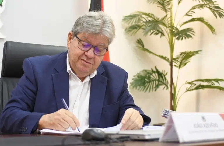 João Azevêdo anuncia divulgação de edital de concurso público para o Magistério com 2 mil vagas