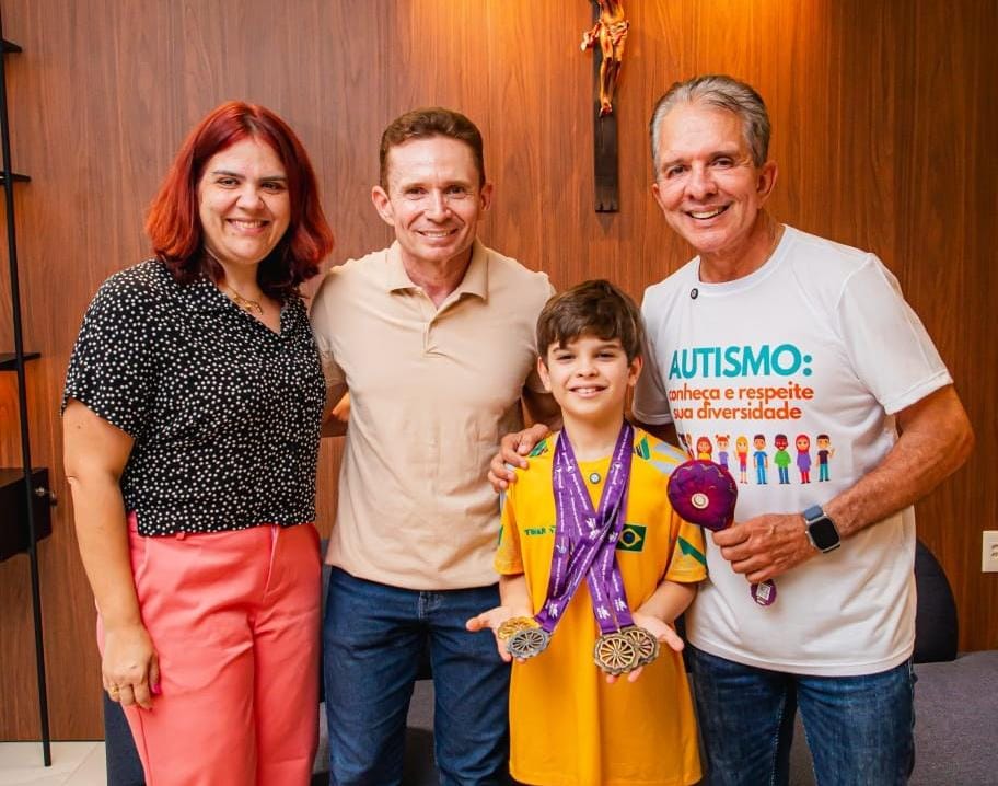 Prefeito de Patos recebe atletas medalhistas e destaca apoio ao esporte