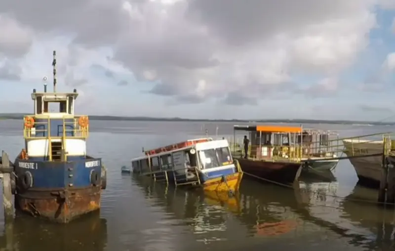 ‘Ônibus-lancha’ que faz travessia entre Cabedelo e Costinha afunda parcialmente no Rio Paraíba