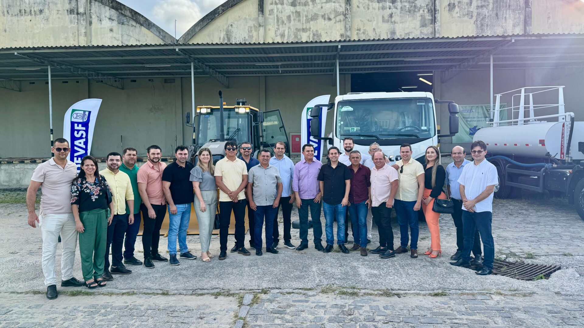 Deputado Wilson Santiago reúne prefeitos e entrega caminhões-pipa, tratores e retroescavadeira