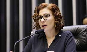 Alexandre de Moraes manda prender Carla Zambelli, que já está fora do Brasil