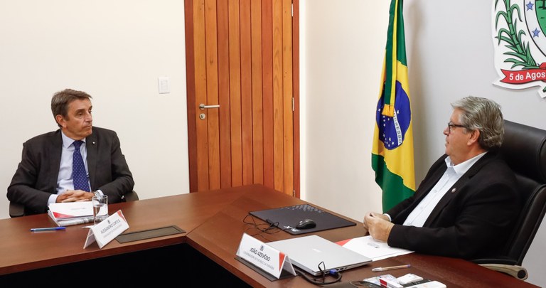 João Azevêdo apresenta potencialidades e oportunidades de investimentos a embaixador da Itália