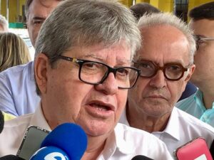 João Azevêdo troca mensagens com Cícero e pede que Escritório em Brasília reforce “resgate” junto às embaixadas