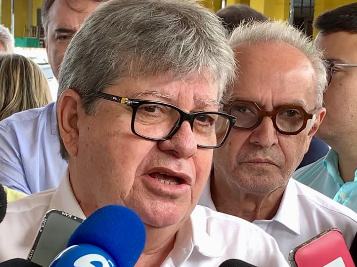 João Azevêdo troca mensagens com Cícero e pede que Escritório em Brasília reforce “resgate” junto às embaixadas