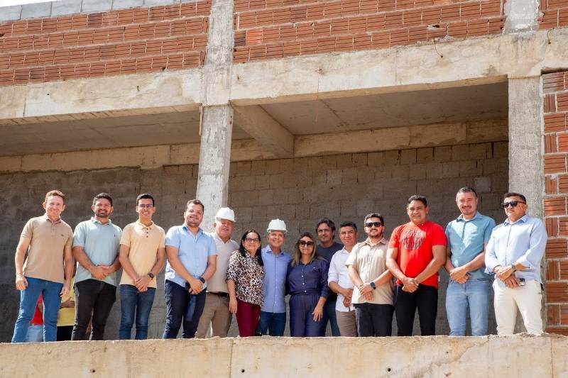 Prefeito, vereadores e secretários visitam obras do Complexo de Saúde Segundo Brito, em Patos