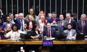 Sob presidência de Hugo, Câmara aprova fim da escala 6×1 e reduz jornada de trabalho para 40 horas semanais