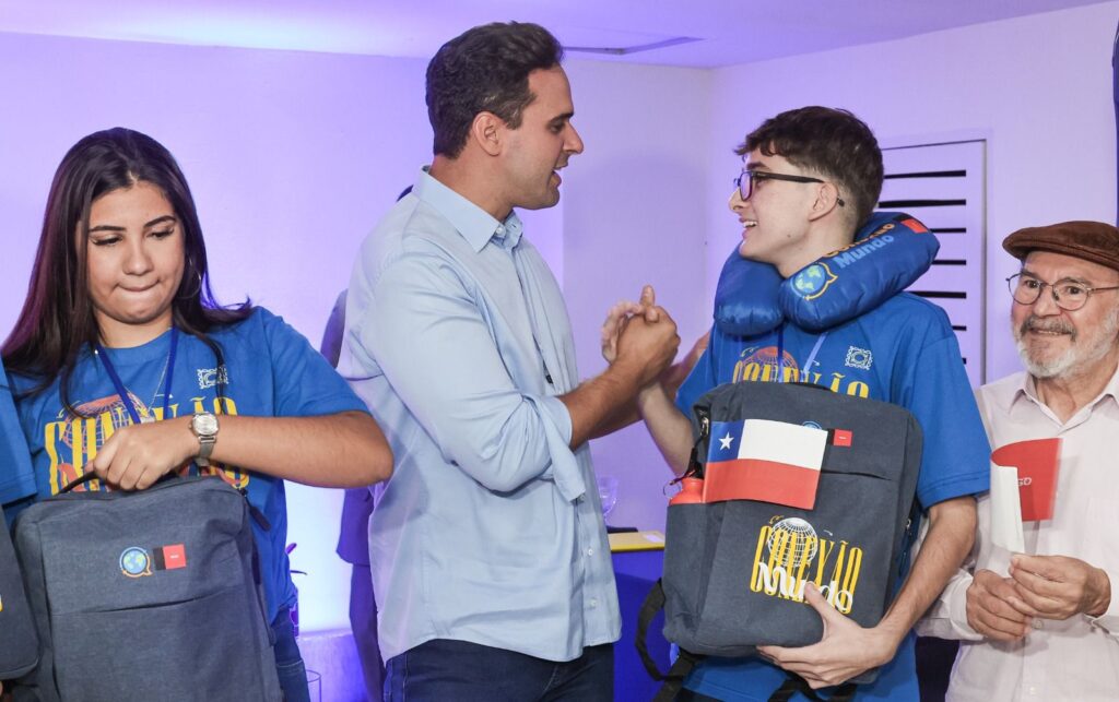 Governador Lucas Ribeiro participa de pré-embarque de 59 estudantes da rede estadual para o Chile pelo Conexão Mundo