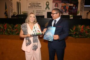 Secretária da Mulher de João Pessoa, Nena Martins, é homenageada em Brasília durante seminário nacional de combate ao feminicídio