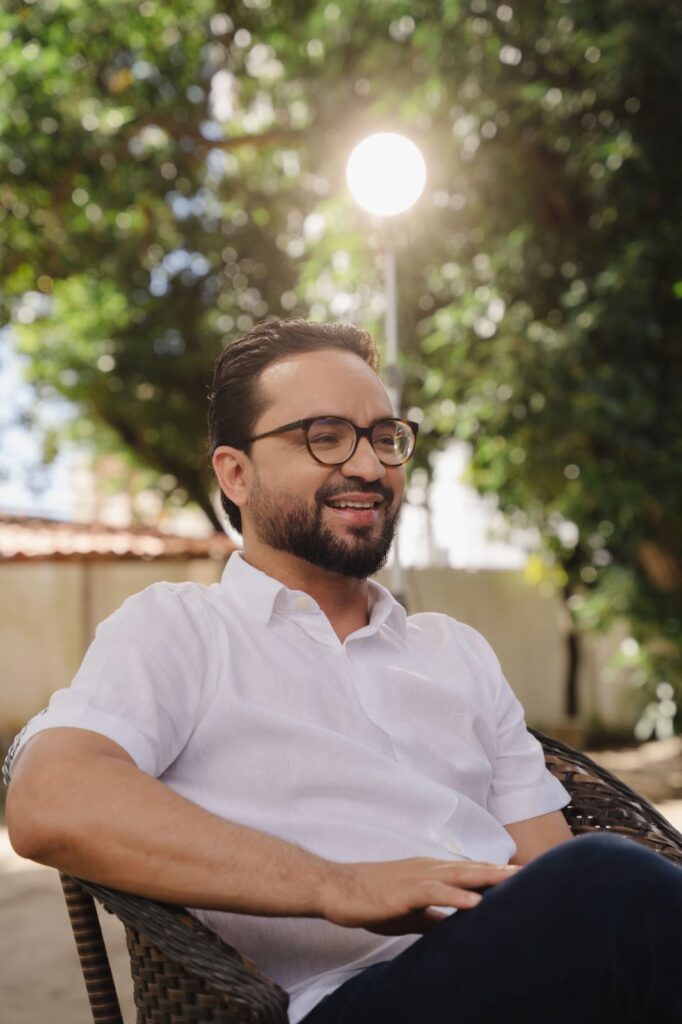 “Foi meu filho quem me escolheu para essa causa”, diz Tibério Limeira ao defender políticas para pessoas com autismo