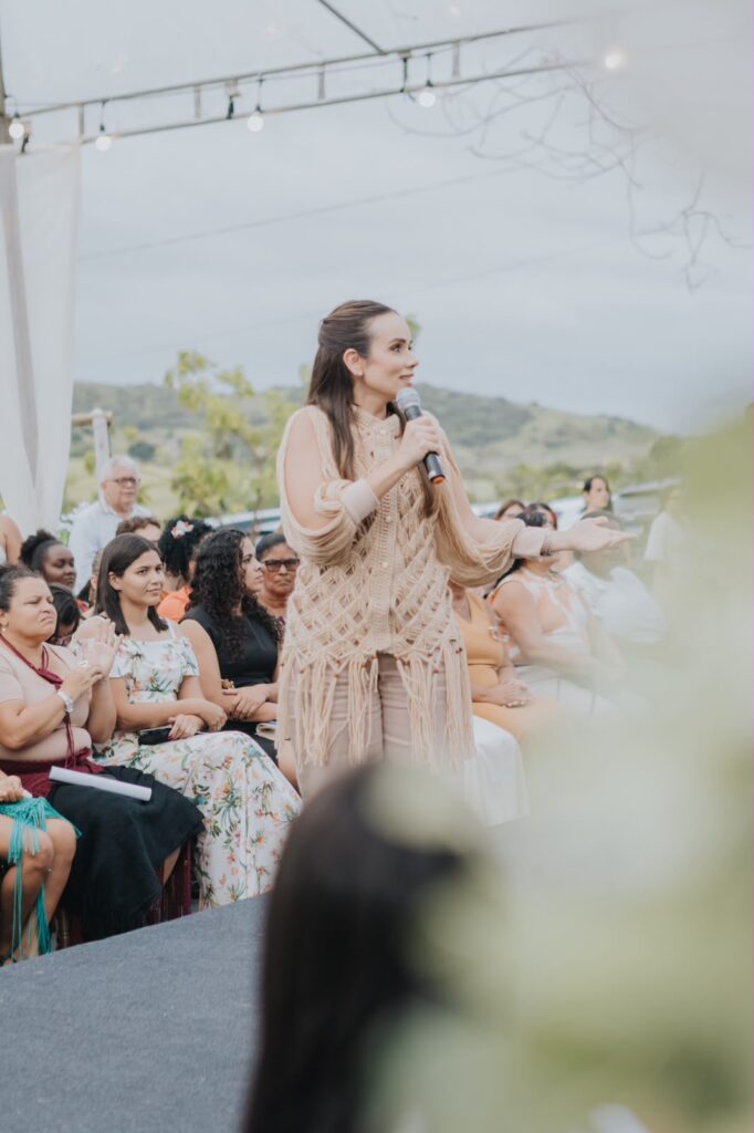 Primeira-dama participa de desfile que celebra a tradição e a inovação do artesanato paraibano, em Araruna