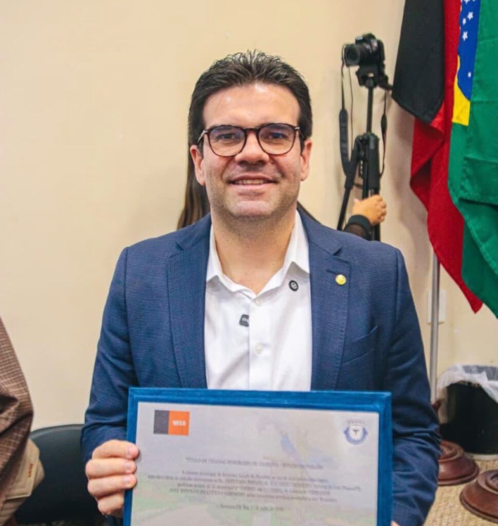 Em sessão prestigiada, Eduardo Carneiro recebe título de Cidadão Ararunense