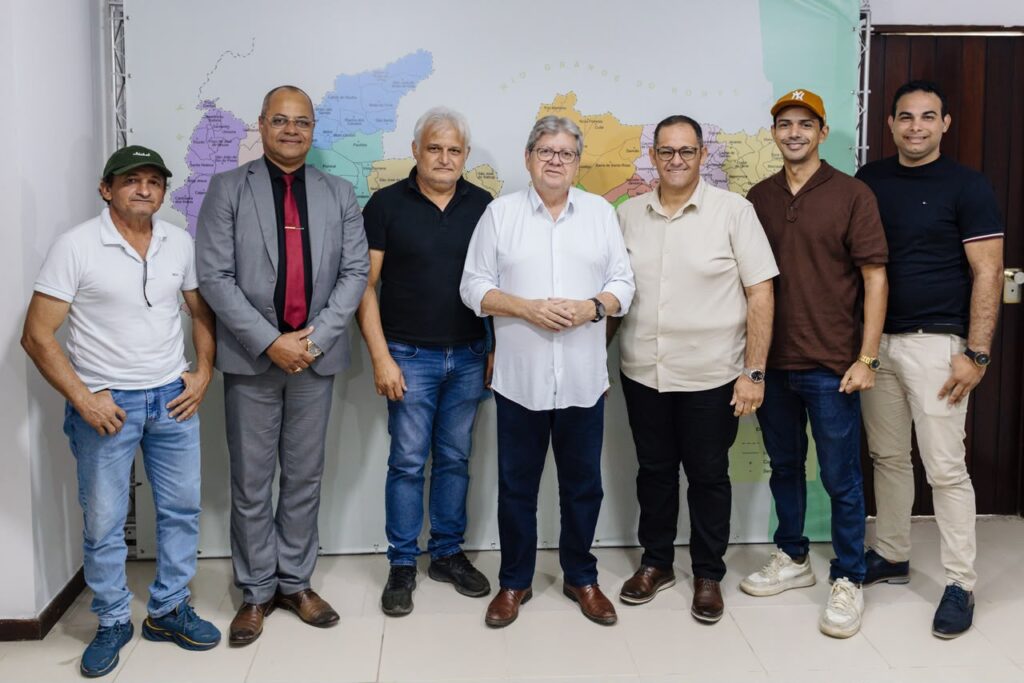 João Azevêdo recebe apoios do presidente da Câmara do Conde e de vereadores de Alhandra e Pitimbu