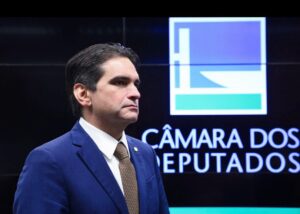 Projeto de Murilo Galdino que incentiva estudantes ao voluntariado avança na Câmara dos Deputados