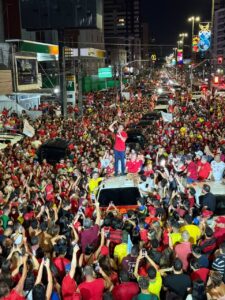 “Essa vitória é de vocês”, diz Lucas durante comemoração à vitória de Lula na Epitácio Pessoa, na capital