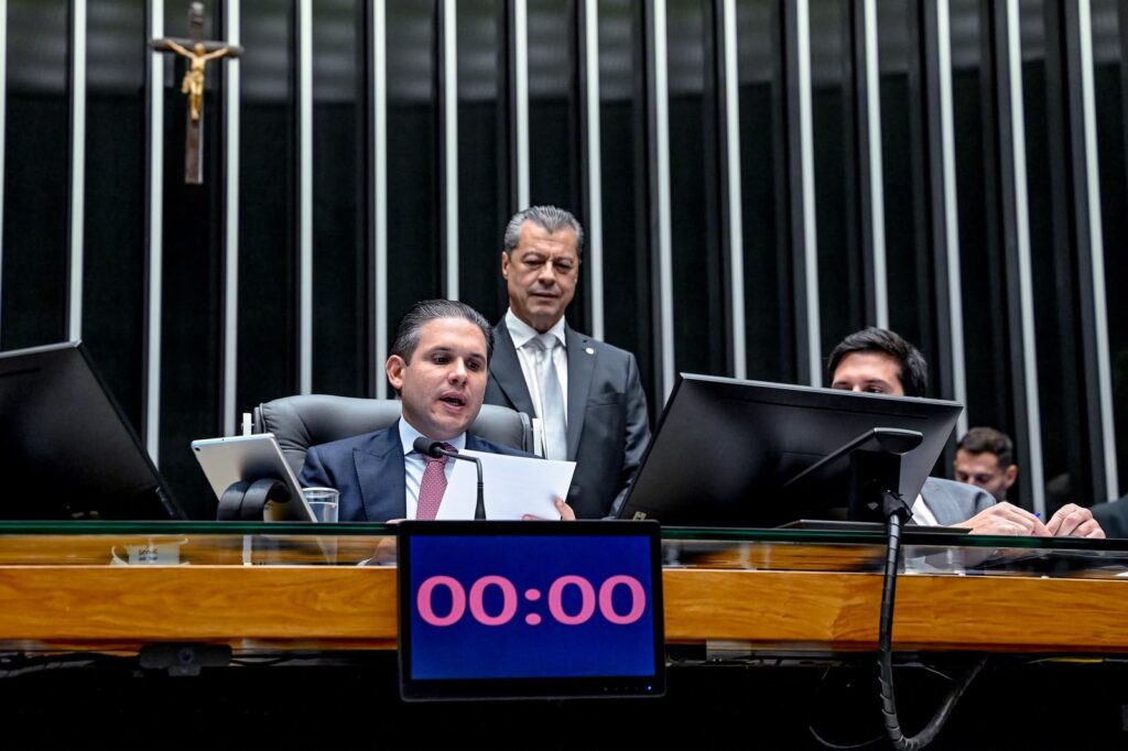 Hugo Motta defende diálogo, respeito à Constituição e estabilidade institucional em mensagem ao Parlamento após eleições