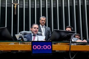 Hugo Motta defende diálogo, respeito à Constituição e estabilidade institucional em mensagem ao Parlamento após eleições