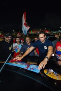 Lucas lidera Adesivaço no estacionamento do Almeidão e acredita em grande virada de Lula no 2º turno